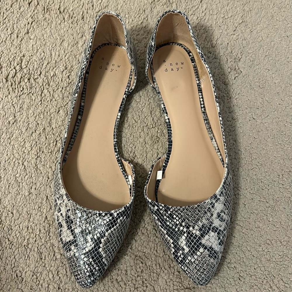 Printed Pointed Toe Flat - NEW